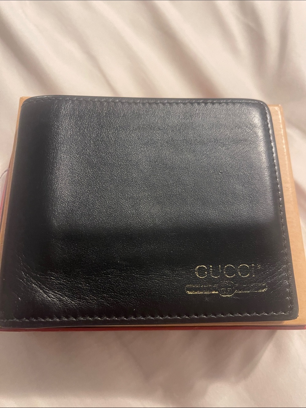 Gucci Mens Bi Fold Black Leather Gold Print Logo Wallet
Discoloration the log